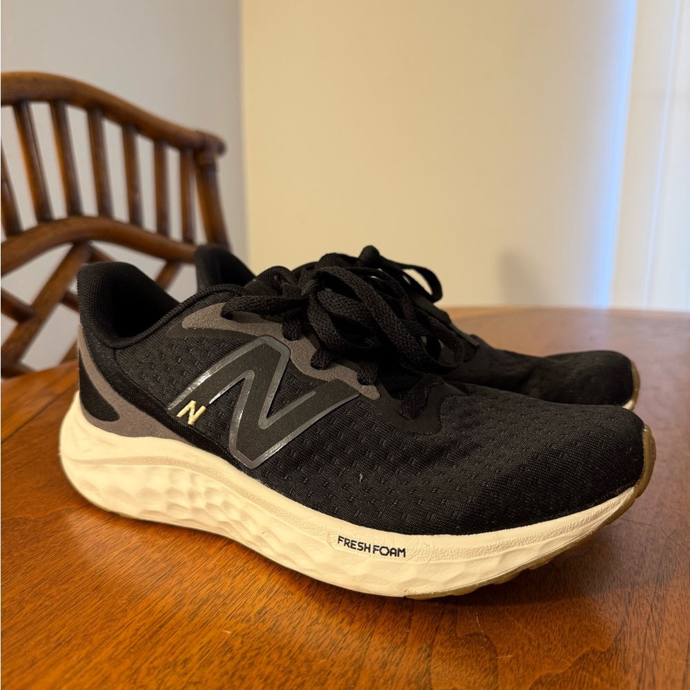 New Balance Women's Fresh Foam Arishi Running Sneakers Black/Gold - Picture 2 of 8